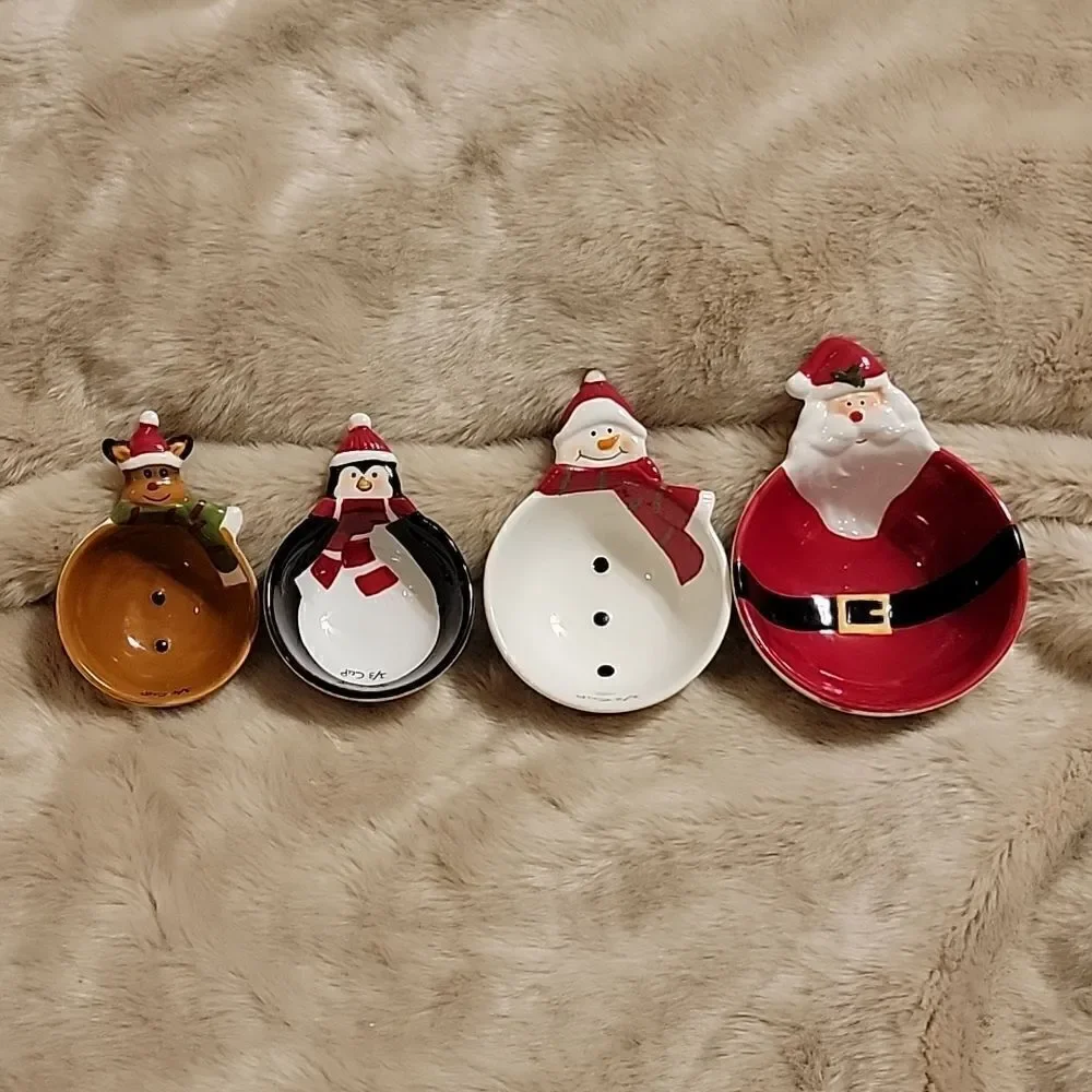 CHRISTMAS SANTA SNOWMAN REINDEER PENGUIN NESTING MEASURING CUP 4-PIECE SET